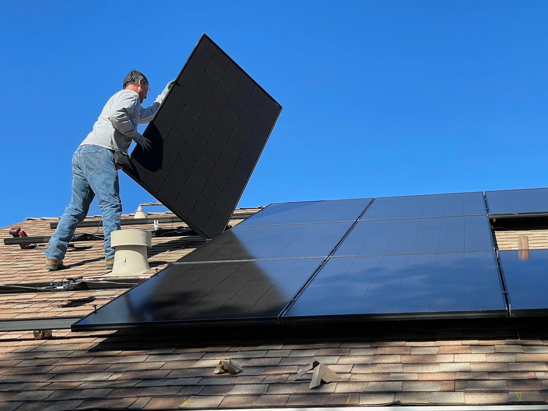 Mann installiert Solarpanele